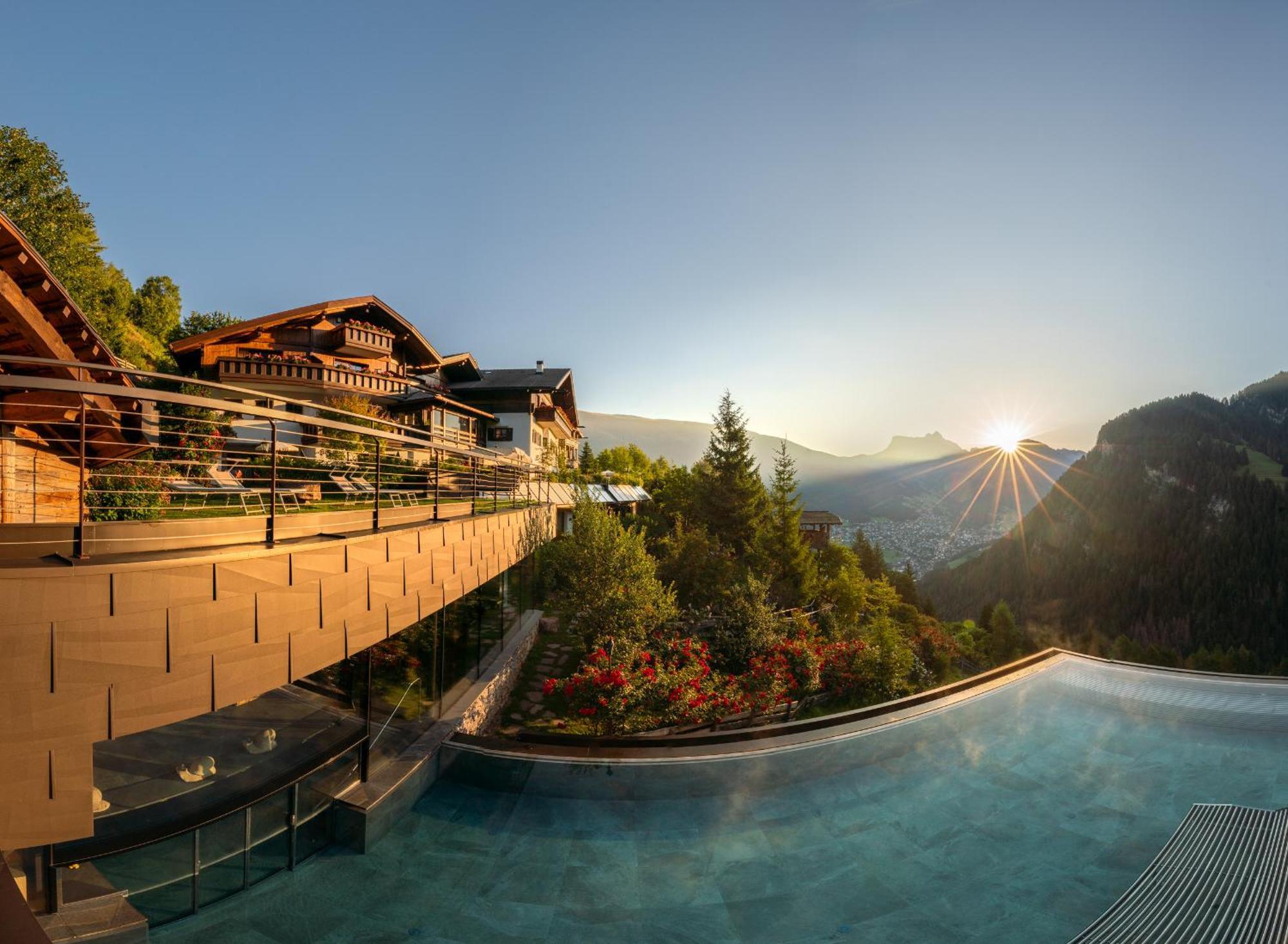 Charmehotel Uhrerhof - Deur Ortisei Exterior photo